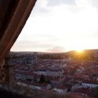 Le centre-ville Médiéval. Vue aérienne de la cité depuis la cathédrale, avec le (...)