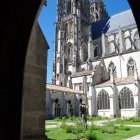 Vue de la tour nord de la cathédrale à travers une arcade en ogive du (...)